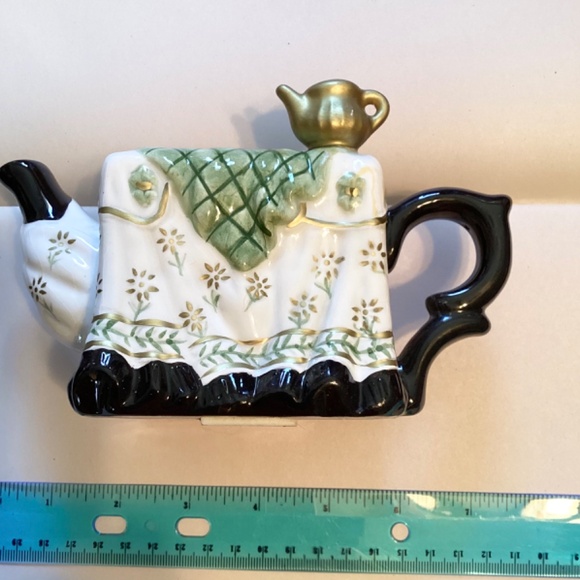 ADORABLE!  Houston Harvest mini teapot... shaped like a tea table! - Picture 3 of 6